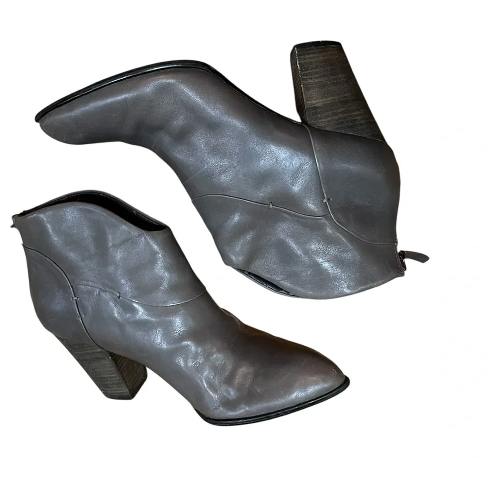 B. Makowsky Gray Leather Ankle Boots Block Heel Back Zip Pointed Curvy Booties